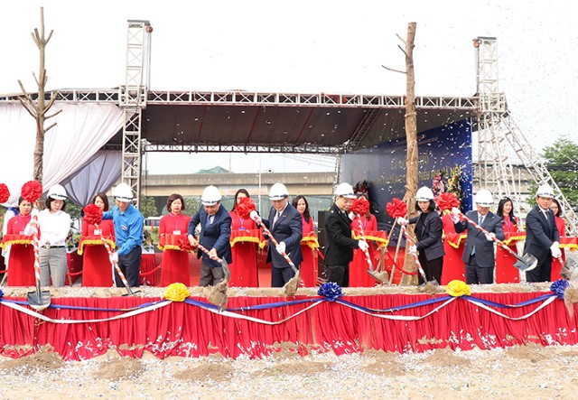 Phó Chủ tịch Phùng Thị Hồng Hà cùng lãnh đạo Thành phố dự động thổ Dự án xây dựng Cung Thiếu nhi Hà Nội